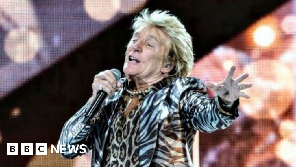 Rod Stewart defends support for Ukraine after jeers on the website